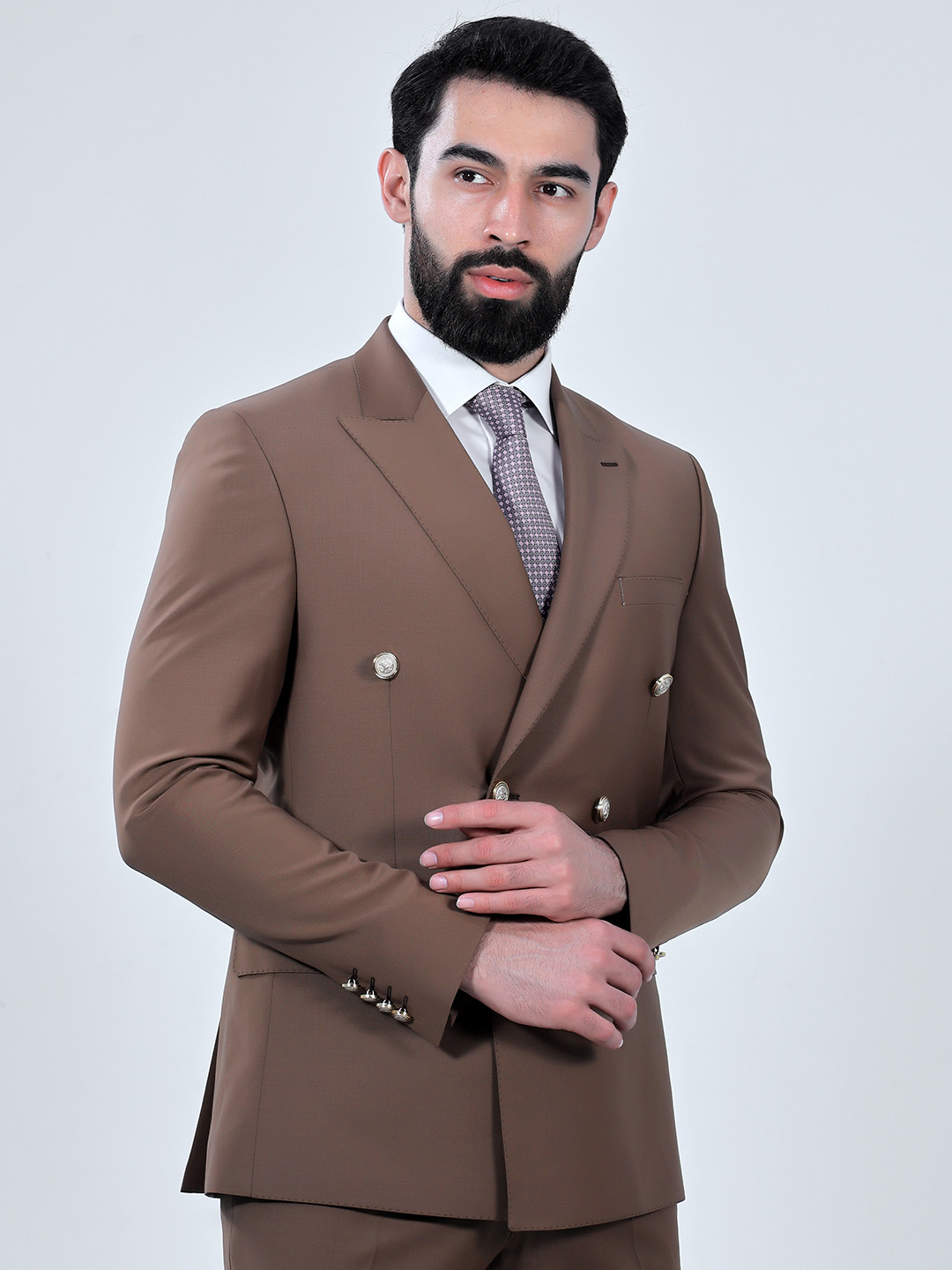 Коричневый костюм